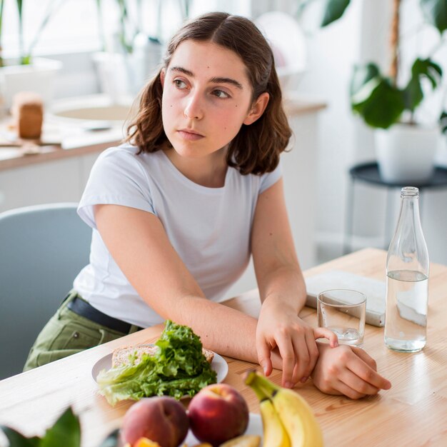 Retrato de mujer joven posando en casa