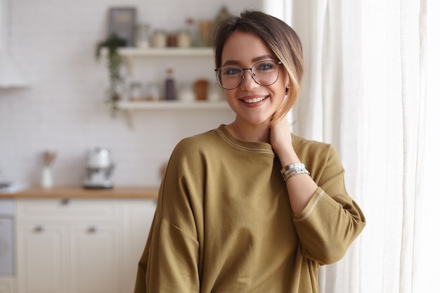 Retrato de una mujer joven posando en la casa