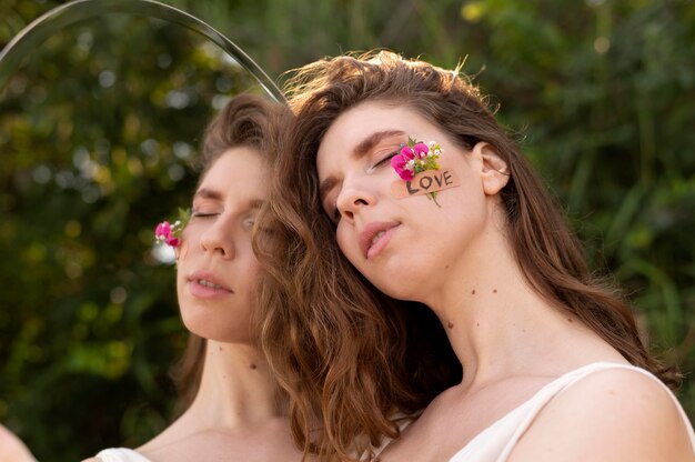 Retrato de mujer joven posando con confianza al aire libre con un espejo redondo