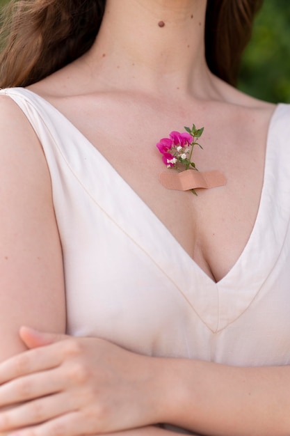 Retrato de mujer joven posando con confianza al aire libre con flores