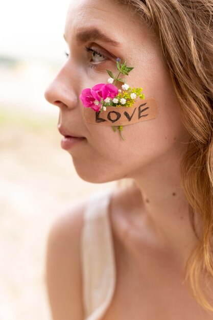 Retrato de mujer joven posando con confianza al aire libre con flores