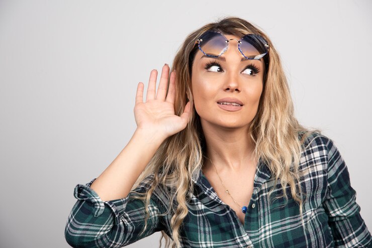 Foto gratuito retrato de mujer joven posando con gafas elegantes.