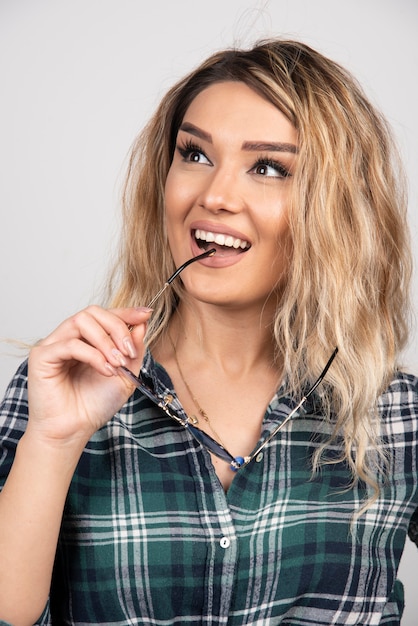 Foto gratuita retrato de mujer joven posando con gafas elegantes.