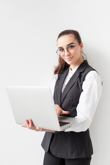 Retrato de mujer joven posando con laptop