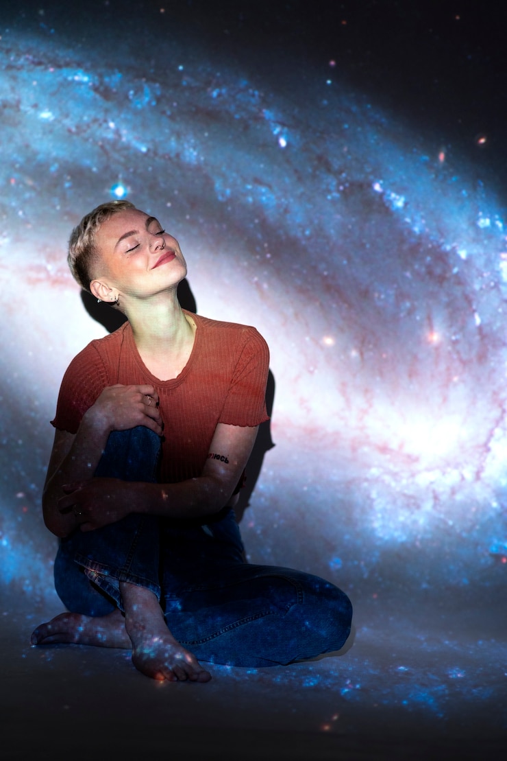 Foto gratuito retrato de mujer joven posando con textura de proyección del universo