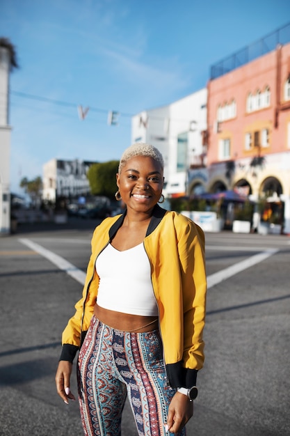 retrato, de, un, mujer joven, posar, exterior, en la ciudad