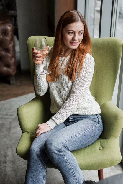 Retrato de mujer joven positiva posando