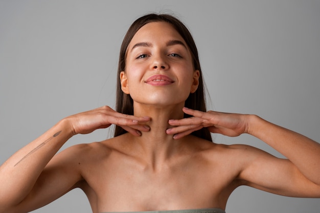 Foto gratuita retrato de mujer joven practicando yoga facial para jóvenes