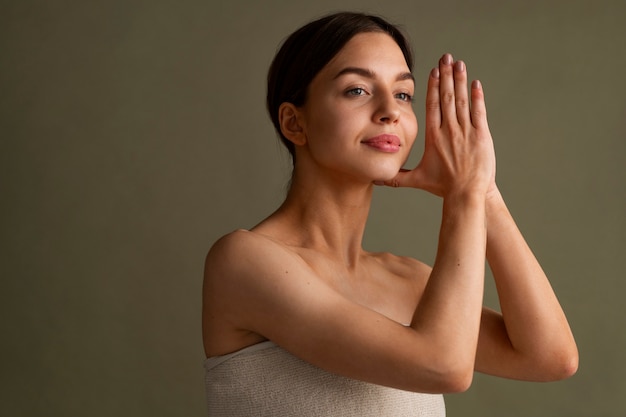 Retrato de mujer joven practicando yoga facial para jóvenes