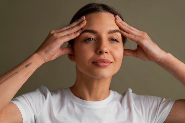 Retrato de mujer joven practicando yoga facial para jóvenes