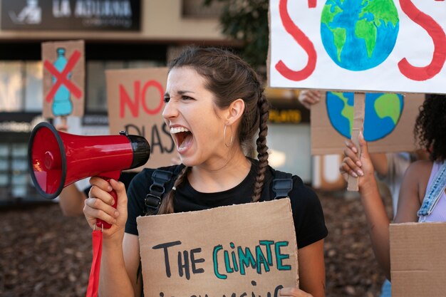 Retrato de mujer joven protestando contra el cambio climático