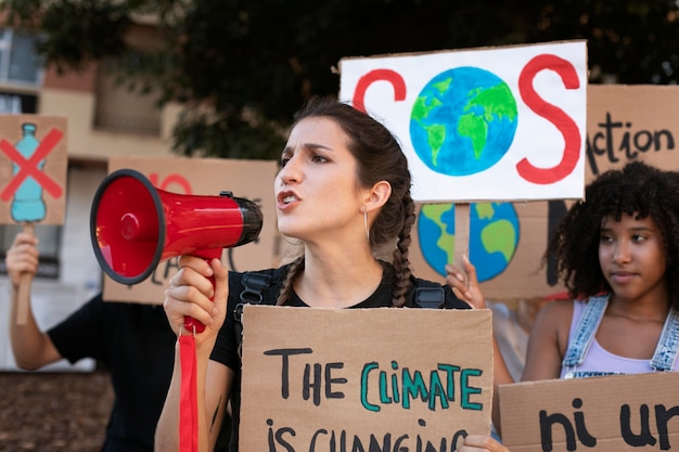 Foto gratuita retrato de mujer joven protestando contra el cambio climático