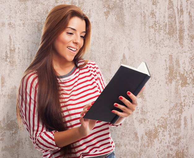 retrato de una mujer joven que lee un libro