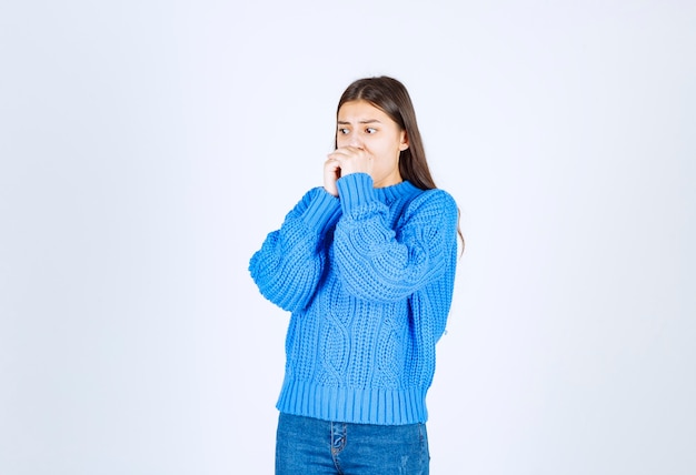 Retrato de mujer joven que se siente asustada en blanco.