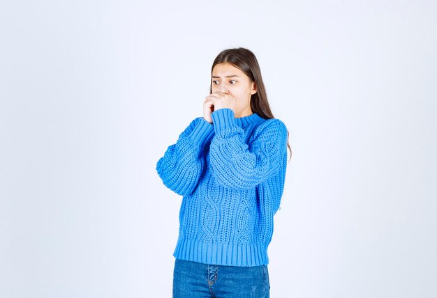 Retrato de mujer joven que se siente asustada en blanco.