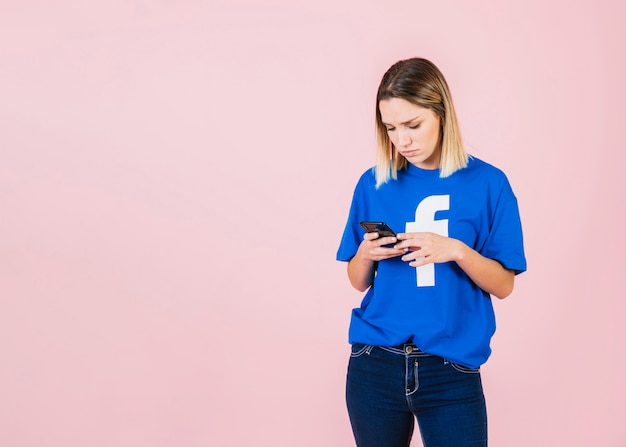 Retrato de una mujer joven que usa el teléfono móvil