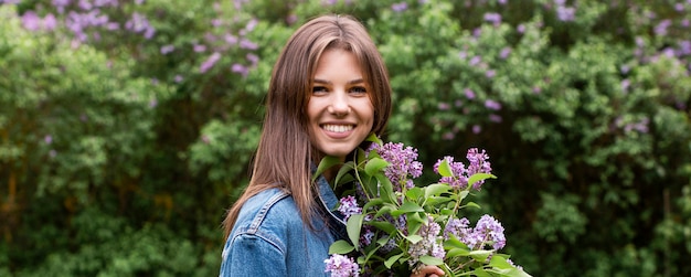 Foto gratuita retrato mujer joven con ramas lilas