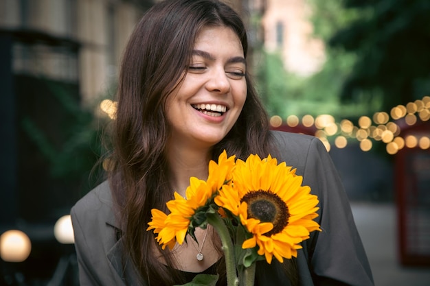 retrato, de, un, mujer joven, con, un, ramo, de, girasoles