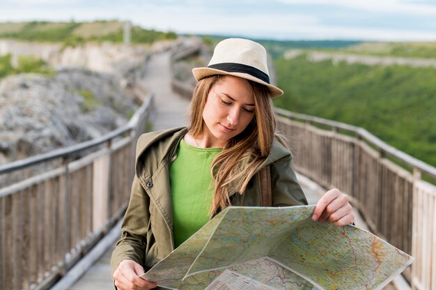 Retrato de mujer joven revisando mapa