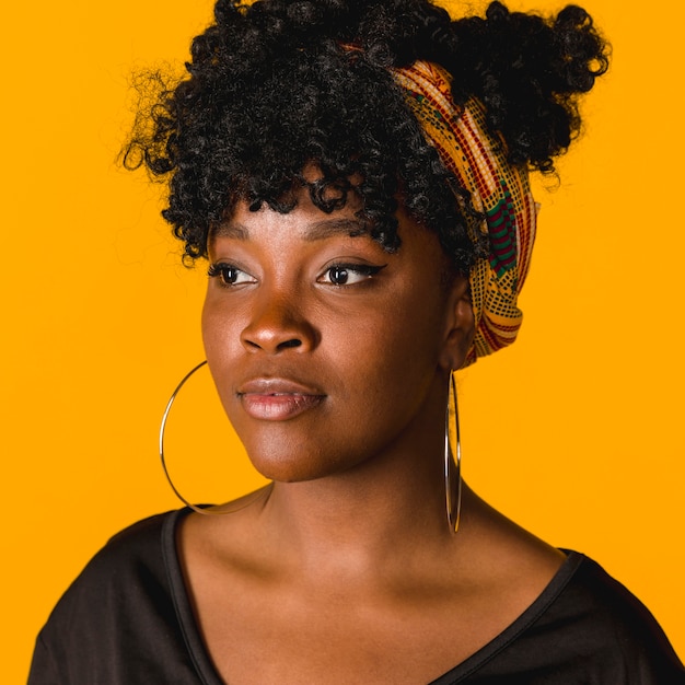 Foto gratuita retrato de la mujer joven rizada afroamericana linda en estudio