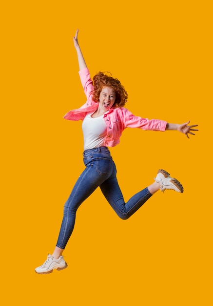 Foto gratuita retrato, mujer joven, saltar