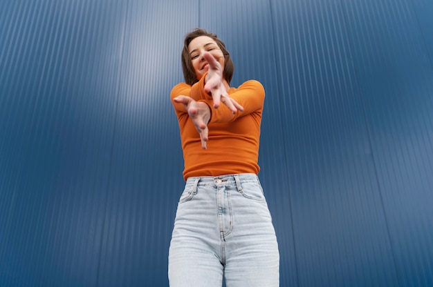 Retrato, mujer joven, saltar