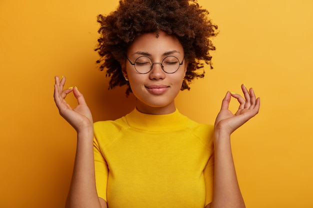 Retrato de mujer joven sana tranquila cierra los ojos y hace meditación