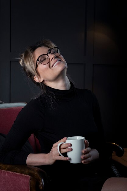 Retrato de mujer joven segura sosteniendo una taza