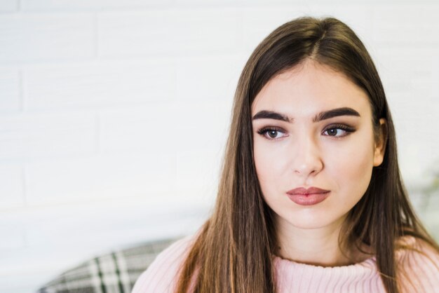 Retrato de una mujer joven serena que mira lejos