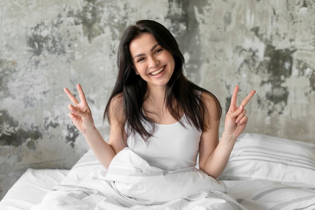 Retrato de mujer joven con signo de paz