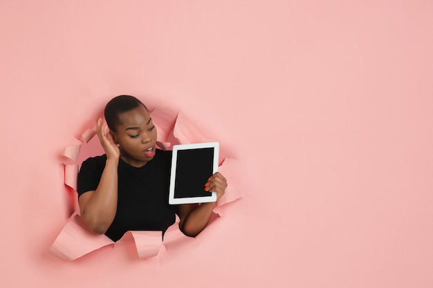 Retrato de mujer joven sobre fondo rosa roto roto