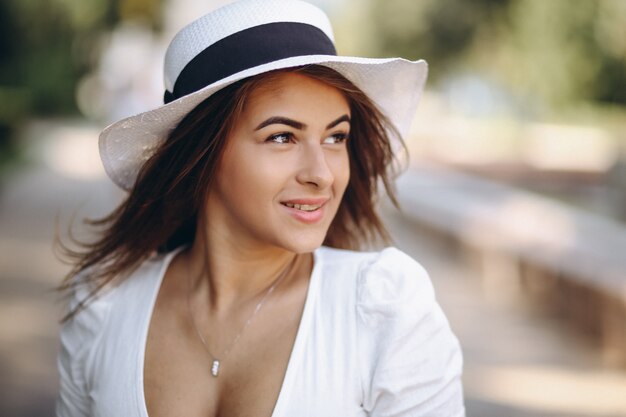 Retrato de mujer joven con sombrero