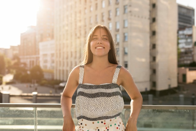 Retrato de mujer joven sonriendo afuera