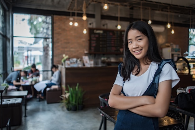 Retrato de mujer joven sonriendo en el café cafetería