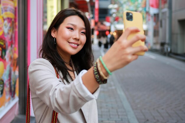 Retrato de mujer joven sonriendo en la calle