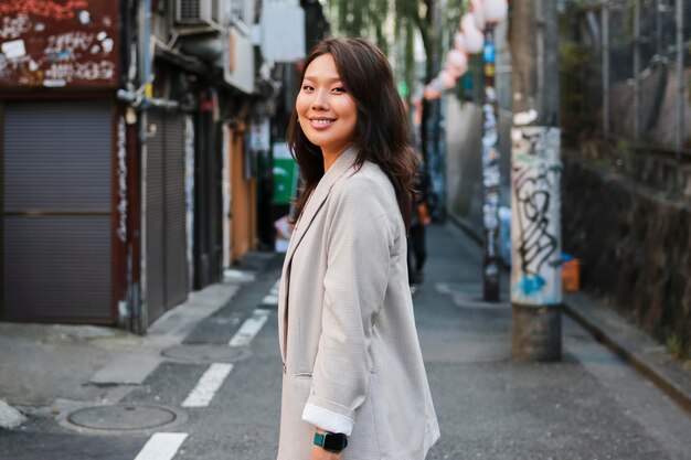 Retrato de mujer joven sonriendo en la calle