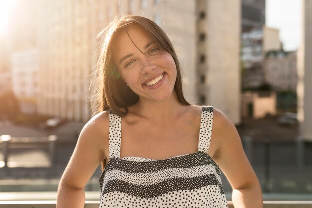 Retrato de mujer joven sonriendo mientras posa