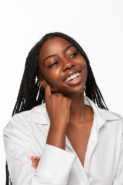 Foto gratuita retrato, de, mujer joven, sonriente, aislado