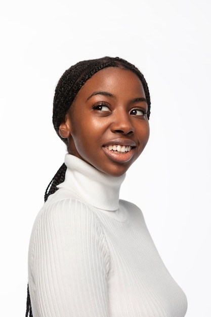 Retrato, de, mujer joven, sonriente, aislado