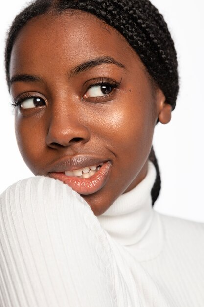 Retrato, de, mujer joven, sonriente, aislado