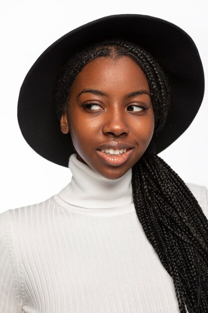 Retrato, de, mujer joven, sonriente, aislado