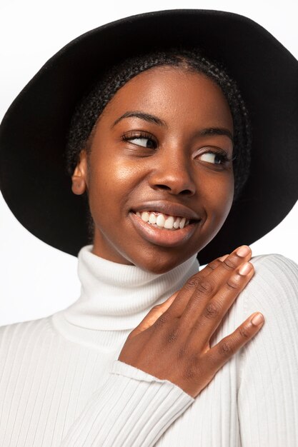 Retrato, de, mujer joven, sonriente, aislado