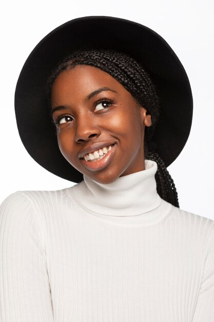 Retrato, de, mujer joven, sonriente, aislado