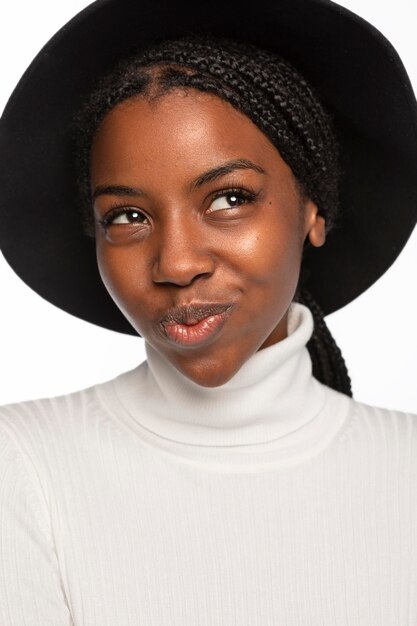 Retrato, de, mujer joven, sonriente, aislado