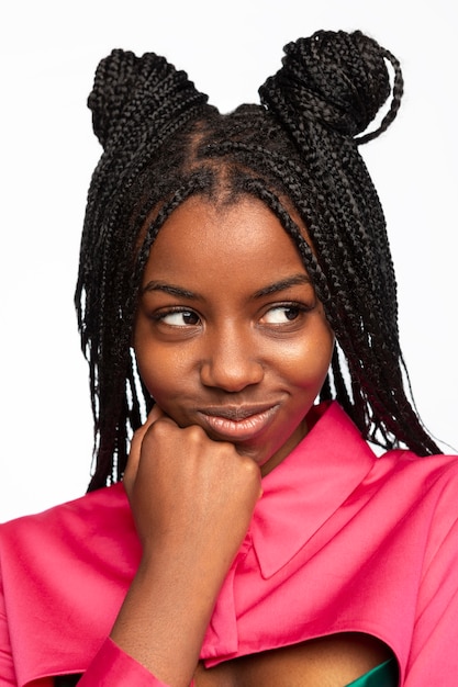 Foto gratuita retrato, de, mujer joven, sonriente, aislado