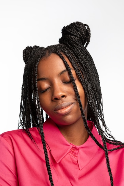 Retrato, de, mujer joven, sonriente, aislado