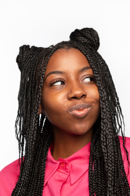 Foto gratuita retrato, de, mujer joven, sonriente, aislado