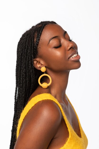 Retrato, de, mujer joven, sonriente, aislado