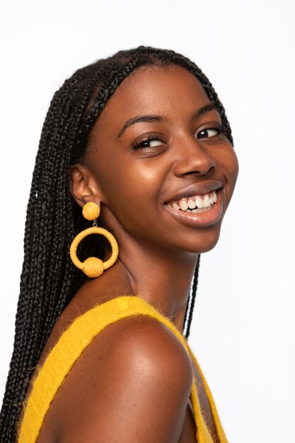 Retrato, de, mujer joven, sonriente, aislado