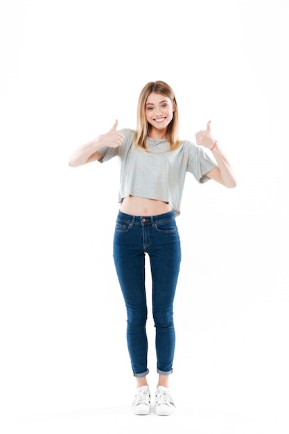 Retrato de una mujer joven sonriente feliz de pie